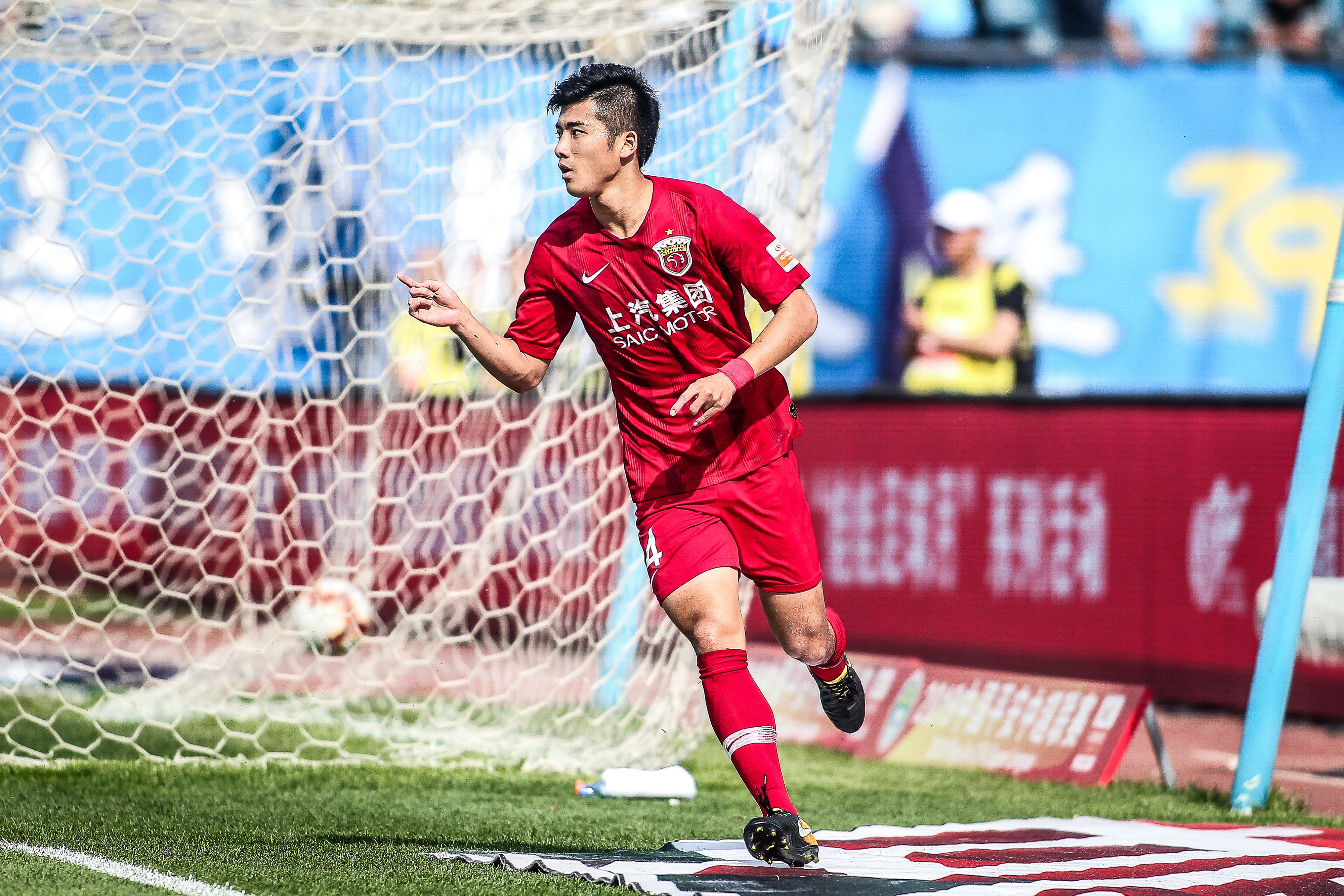 他真把足球踢成艺术了（他把足球踢出了艺术境界）