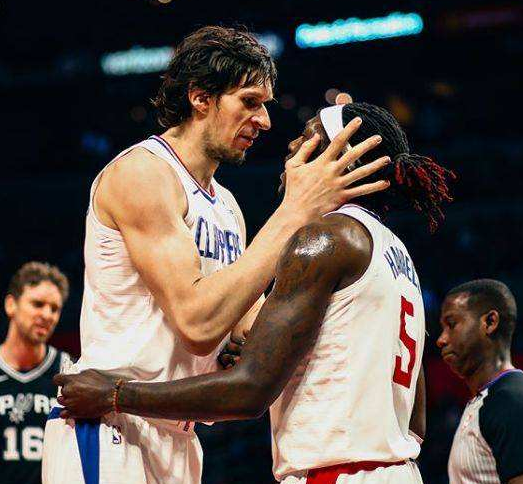 穿鞋致敬克莱？库里打趣：我只是碰巧翻到他的鞋 一试正好合我脚（穿克莱鞋算致敬？库里调侃：随手翻到他的鞋，试穿竟刚好合脚）